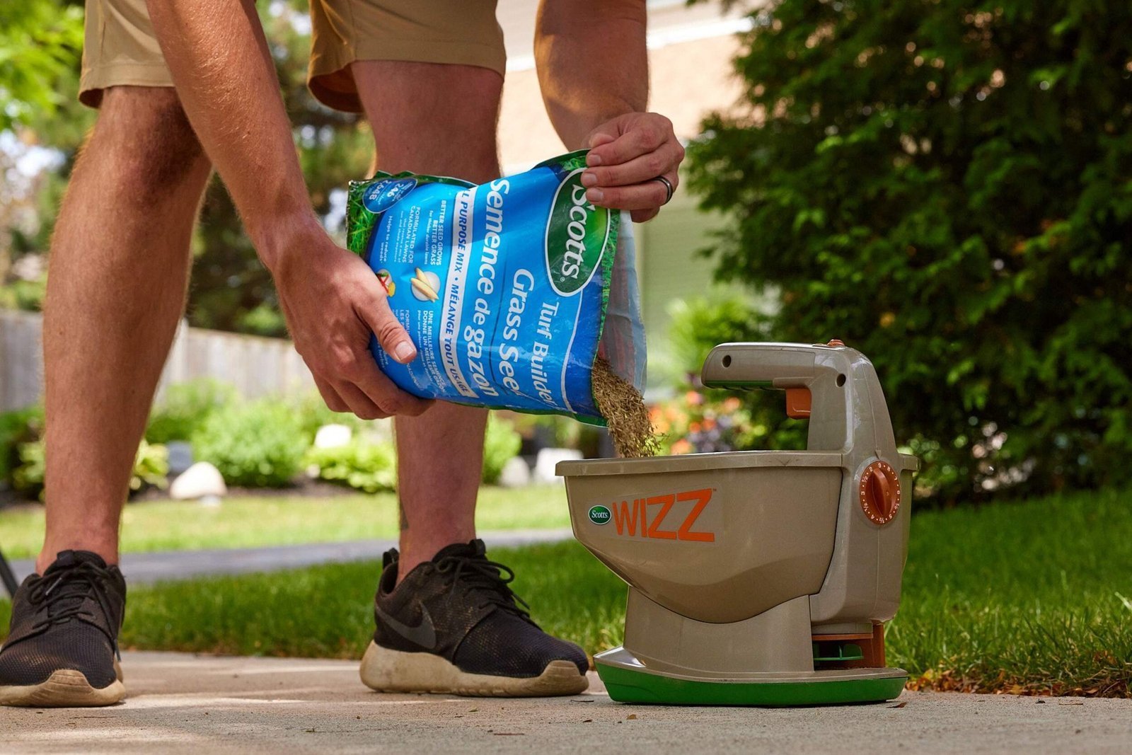 scotts-wizz-battery-operated-handheld-spreader-13dfa16f-1f7a-4d40-bd77-b7af5a313dca-jpgrendition.jpg